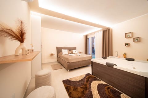 Hot Tub, Bedroom