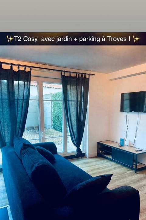 Communal lounge/ TV room, TV and multimedia, View (from property/room), Living room, Garden view, internet, acessibility