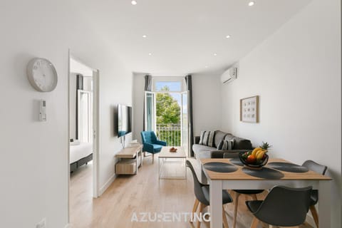 TV and multimedia, Seating area, Dining area, air conditioner