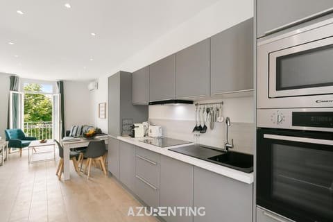 Coffee/tea facilities, Dining area, dishwasher, microwave, oven, stove, toaster, kitchen