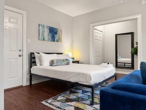 Sunlit Studio with City Charm - Lunt studio rep Apartment in Rogers Park