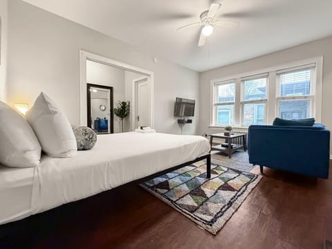 Sunlit Studio with City Charm - Lunt studio rep Apartment in Rogers Park