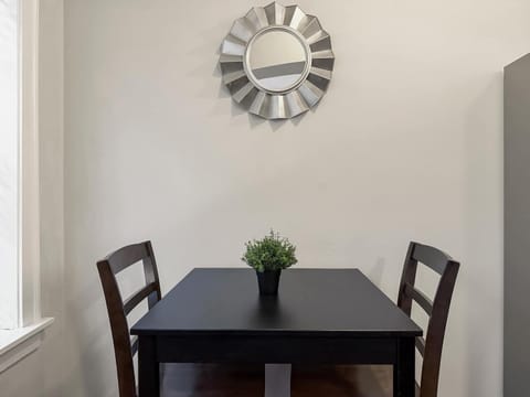 Sunlit Studio with City Charm - Lunt studio rep Apartment in Rogers Park