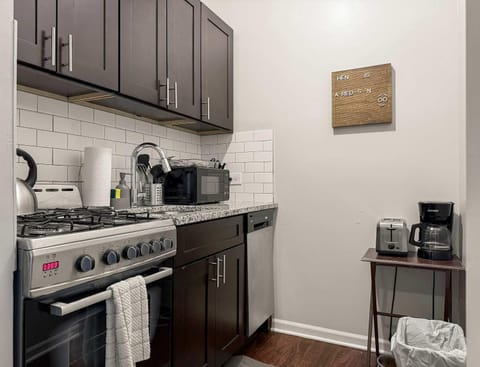 Sunlit Studio with City Charm - Lunt studio rep Apartment in Rogers Park