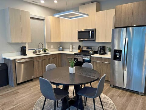 Sleek Style 3BR Haven - Free Parking - Ashland 2N Apartment in Bucktown