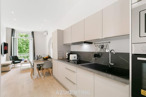 Coffee/tea facilities, Dining area, microwave, stove, kitchen