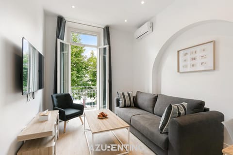 TV and multimedia, Balcony/Terrace, Seating area, air conditioner