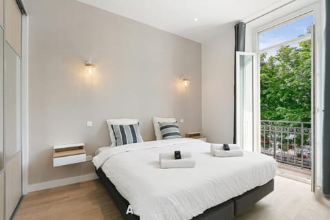 Bed, Balcony/Terrace, Photo of the whole room, Bedroom, City view, Sea view, towels