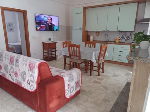TV and multimedia, Kitchen or kitchenette, Living room, Seating area, Dining area