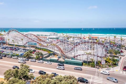Steps From the Beach & Belmont House in Mission Beach