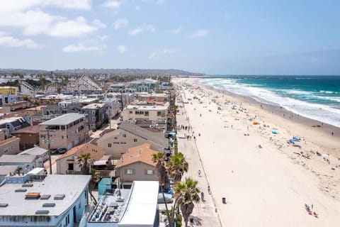 Steps From the Beach & Belmont House in Mission Beach