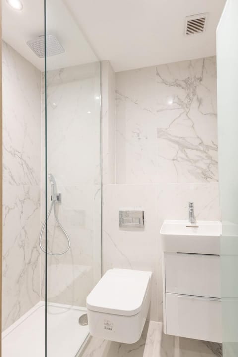 3BR Gem West End Walk to Glasgow Uni Parking Apartment in Glasgow