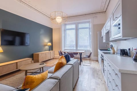3BR Gem West End Walk to Glasgow Uni Parking Apartment in Glasgow