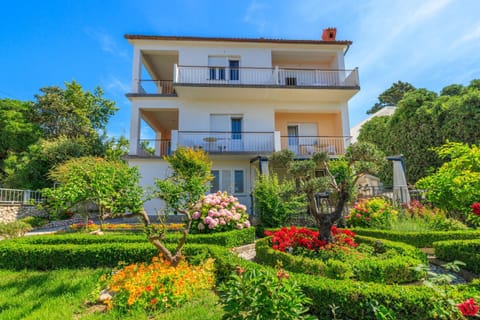 Patio, Facade/entrance