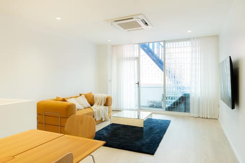 Communal lounge/ TV room, TV and multimedia, Living room, Seating area, Evening entertainment, air conditioner