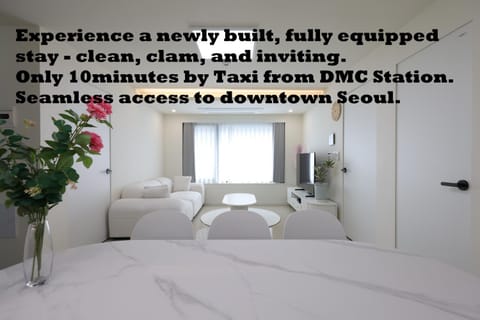 Living room, Photo of the whole room, Text overlay