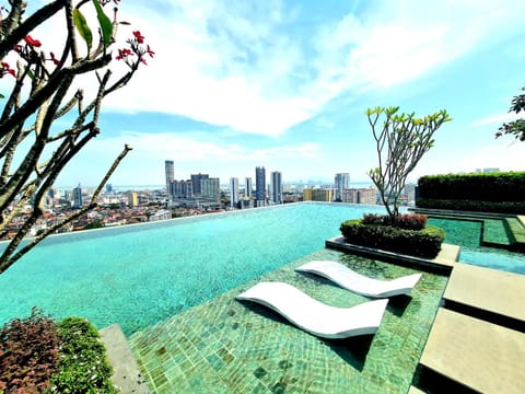 Property building, Nearby landmark, Day, Natural landscape, Garden, Garden, View (from property/room), City view, Garden view, Pool view, River view, Sea view, Swimming pool, Swimming pool, sunbed