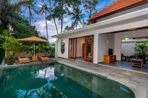 Property building, Garden, Garden view, Pool view, Swimming pool, sunbed