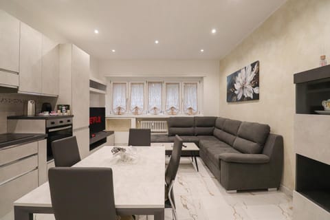 TV and multimedia, Kitchen or kitchenette, Living room, Seating area, Dining area, oven, stove