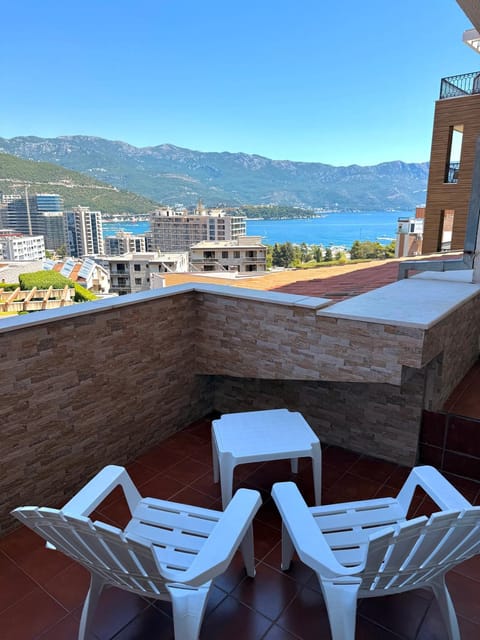 View (from property/room), Balcony/Terrace, Seating area, Mountain view, Sea view