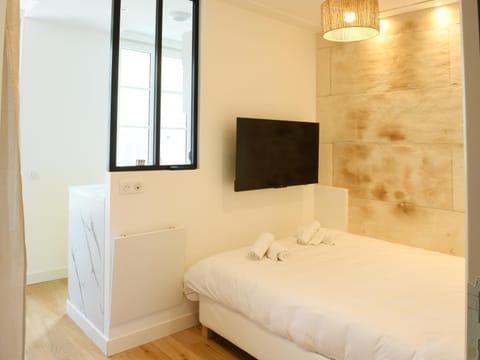 Bed, TV and multimedia, Bedroom