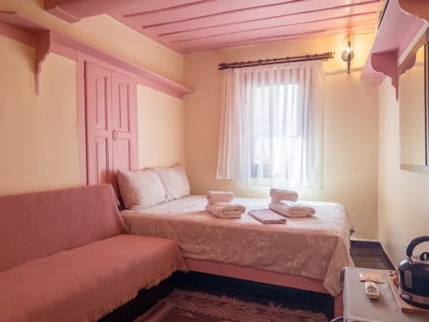 Bed, Photo of the whole room, Seating area, towels