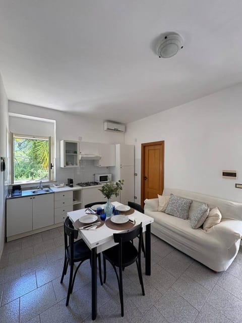 Kitchen or kitchenette, Seating area