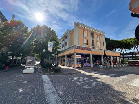Property building, Facade/entrance, City view