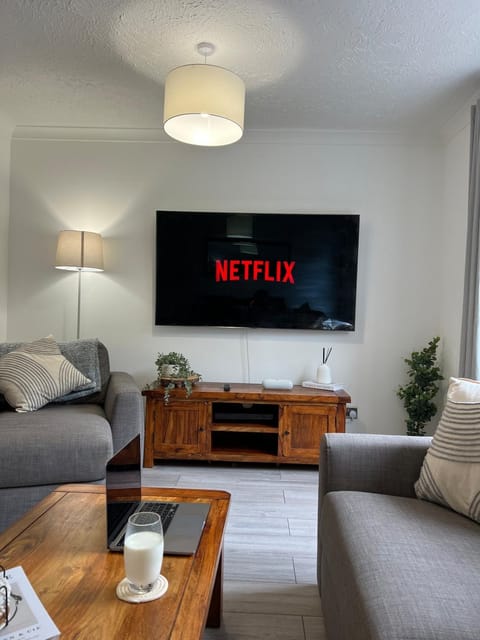 TV and multimedia, Living room, Seating area, Evening entertainment