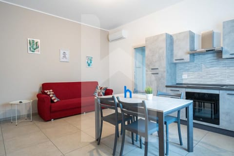 Kitchen or kitchenette, Living room, Seating area, Dining area, stove