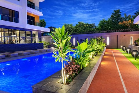 Property building, Garden, Garden view, Pool view, Swimming pool, sunbed