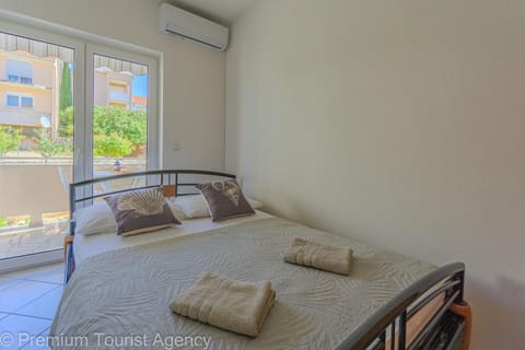 Bed, Bedroom, towels, air conditioner