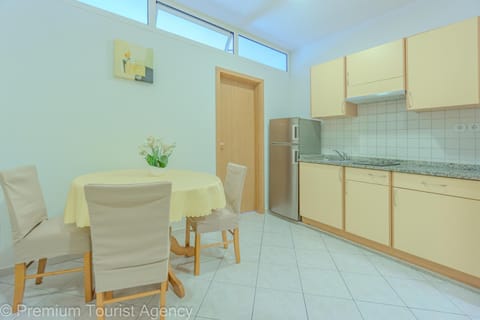 Kitchen or kitchenette, Seating area, Dining area, stove