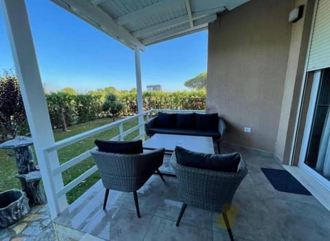Patio, Balcony/Terrace, Seating area