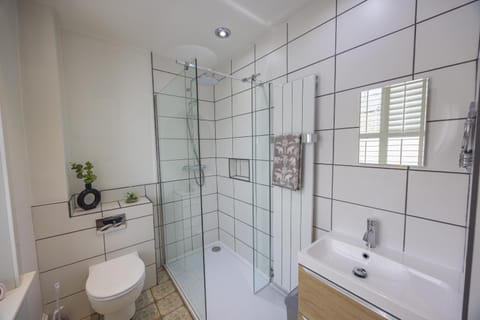 Shower, Toilet, Bathroom, towels