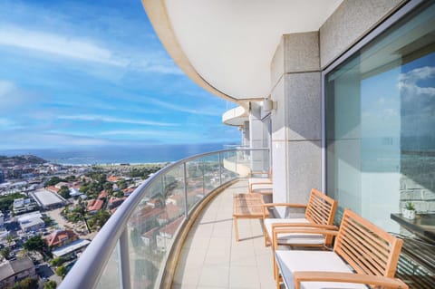 View (from property/room), Balcony/Terrace, City view, Sea view