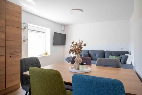 TV and multimedia, Seating area, Dining area