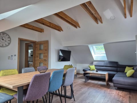 Communal lounge/ TV room, TV and multimedia, Living room, Seating area, Dining area, Evening entertainment