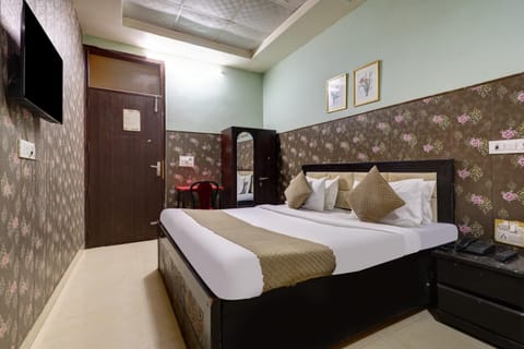 Bed, TV and multimedia, Photo of the whole room, Seating area, Bedroom