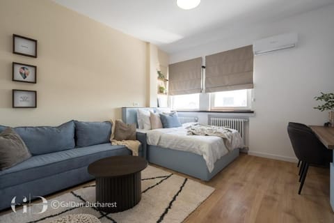 Bed, Living room, Photo of the whole room, Seating area, Bedroom, air conditioner