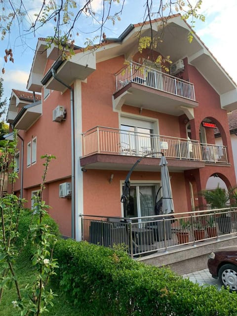 Property building, Day, Garden, View (from property/room), Balcony/Terrace, Garden view, Street view, Parking