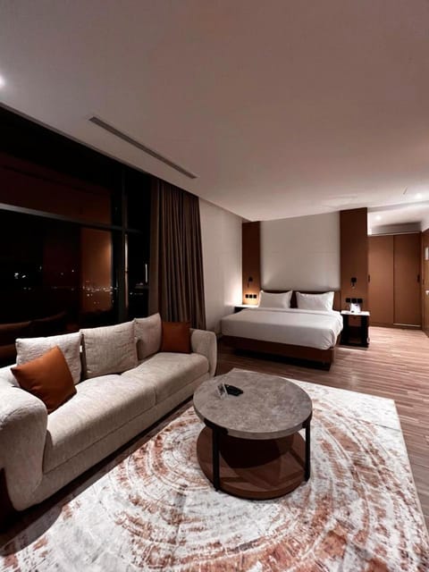 Bed, Living room, Photo of the whole room, Seating area, Bedroom