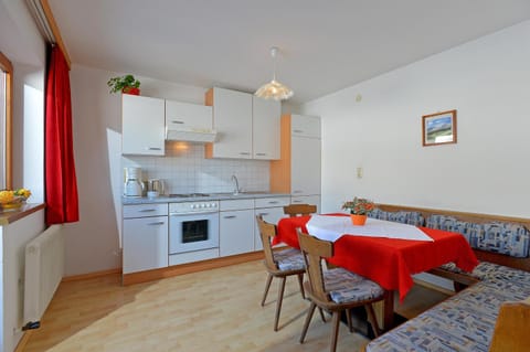 Kitchen or kitchenette, Seating area, Dining area, stove