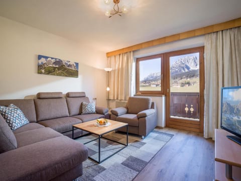 TV and multimedia, Living room, Seating area, Mountain view