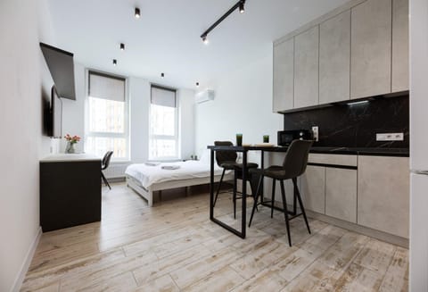 Bed, TV and multimedia, Kitchen or kitchenette, Photo of the whole room, Dining area, Bedroom