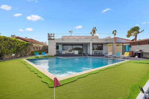 Property building, Swimming pool, sunbed