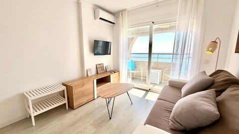 Communal lounge/ TV room, Living room, Sea view