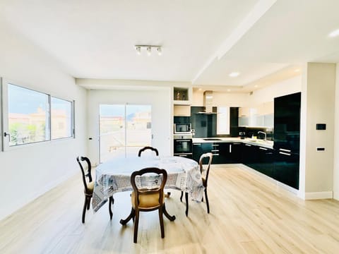 Kitchen or kitchenette, Seating area, Dining area