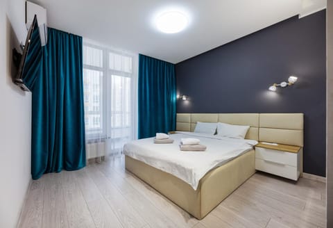 Bed, TV and multimedia, Photo of the whole room, Bedroom, towels