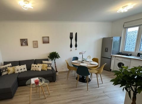 TV and multimedia, Kitchen or kitchenette, Living room, Seating area, Dining area, oven